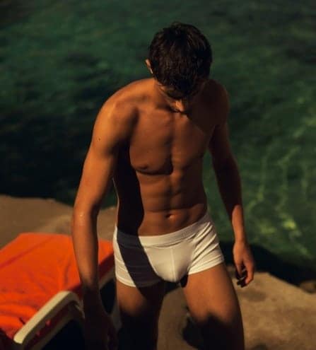 Homme en boxer Coton Hom présentant la collection homme sur la page d'accueil de Lady-Coton, Lingerie Coton