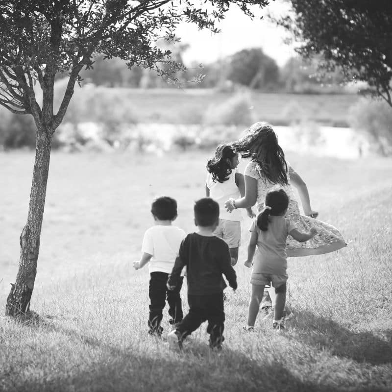 enfants courant dans un pré, la lingerie 100% coton pour enfant - Lady-Coton, Lingerie Coton, sous vêtement enfant